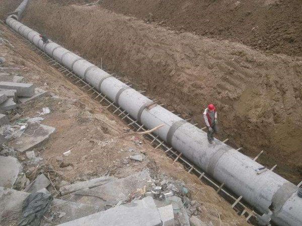 工人正在修复钢筋混凝土排水管