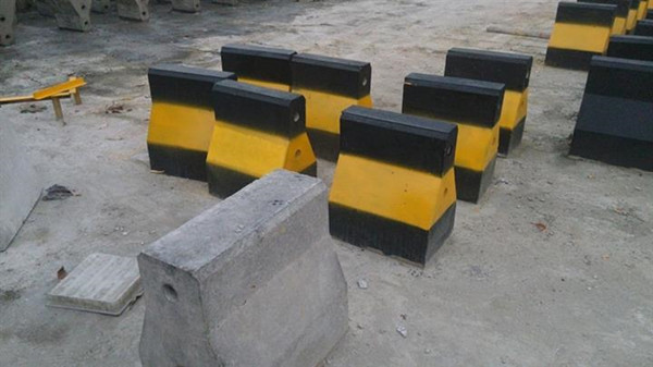 黄黑色相间的水泥防撞墩